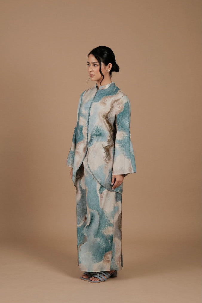 Neng Sari in Angelite