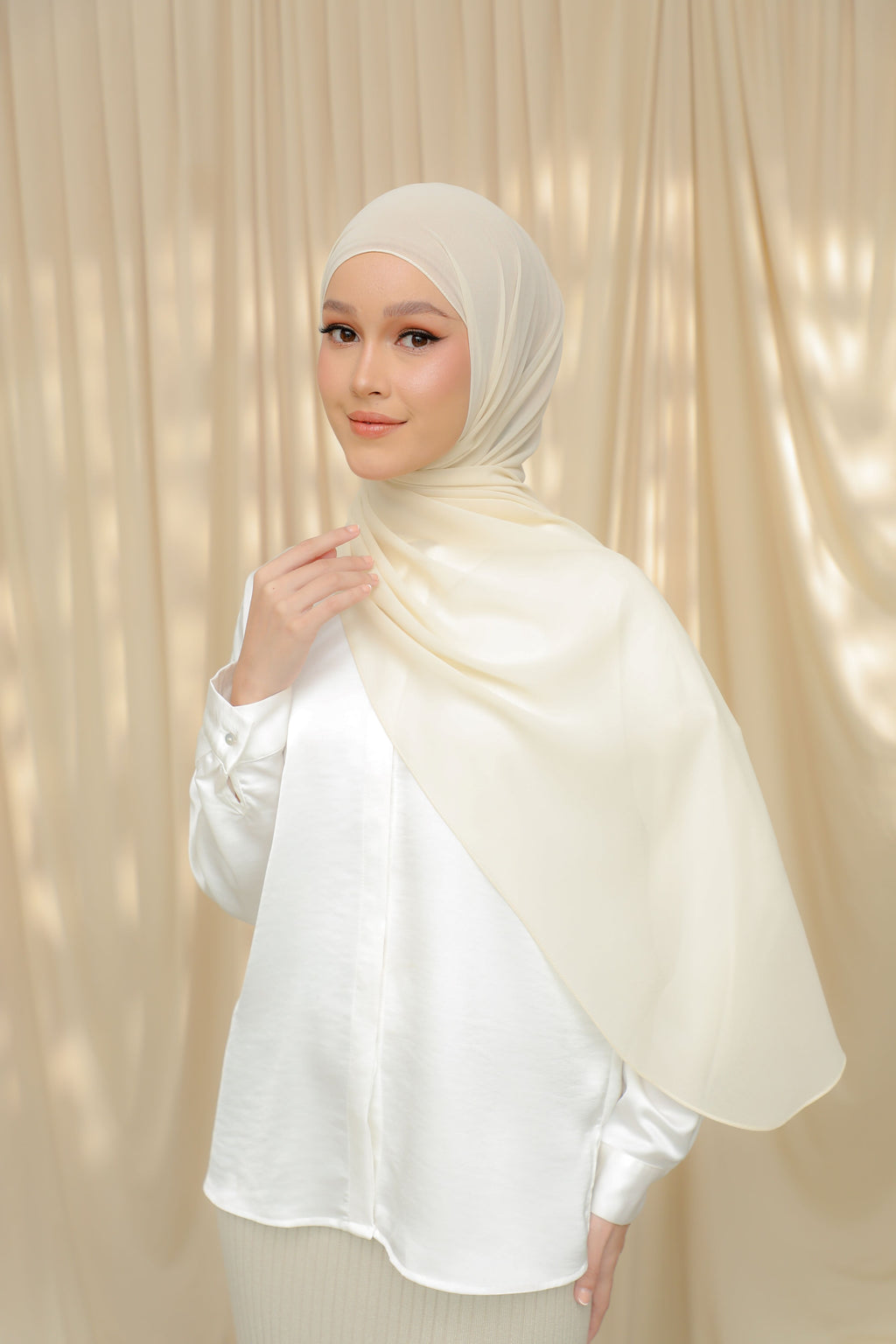 Thalia, The 'It' Shawl - Oscar